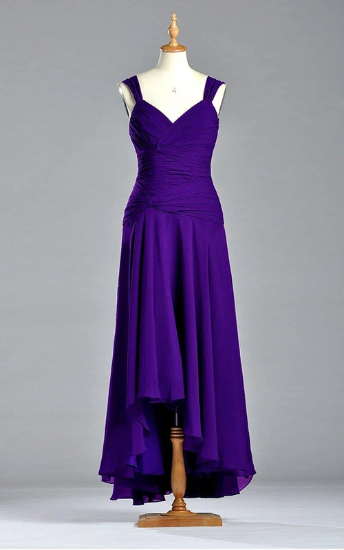 Robe en mousseline sans manches, coupe trapèze, décolleté en V et volants.