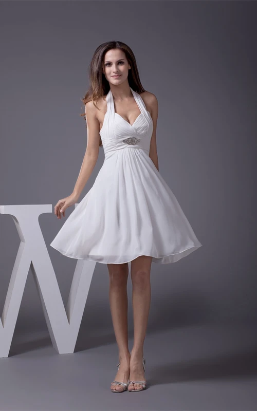 Knielanges, ärmelloses Neckholder-Kleid in A-Linie mit Raffungen und Perlenstickerei