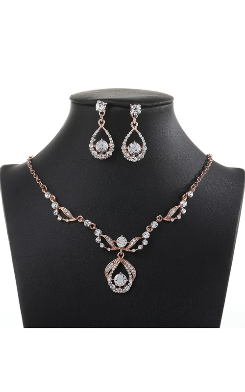 Schmuckset aus Halskette und Ohrringen im roségoldenen Strassdesign