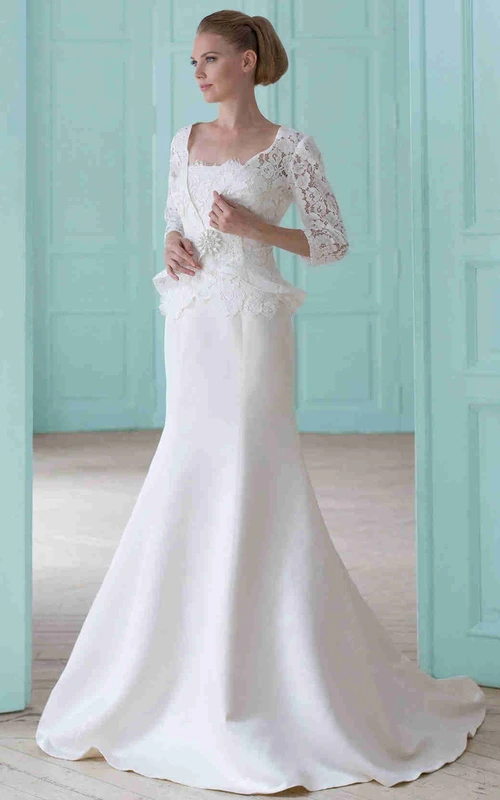 Etuikleid, bodenlang, eckiger Ausschnitt, lange Ärmel, Satin und Spitze, Brautkleid mit Brosche und Illusionsausschnitt