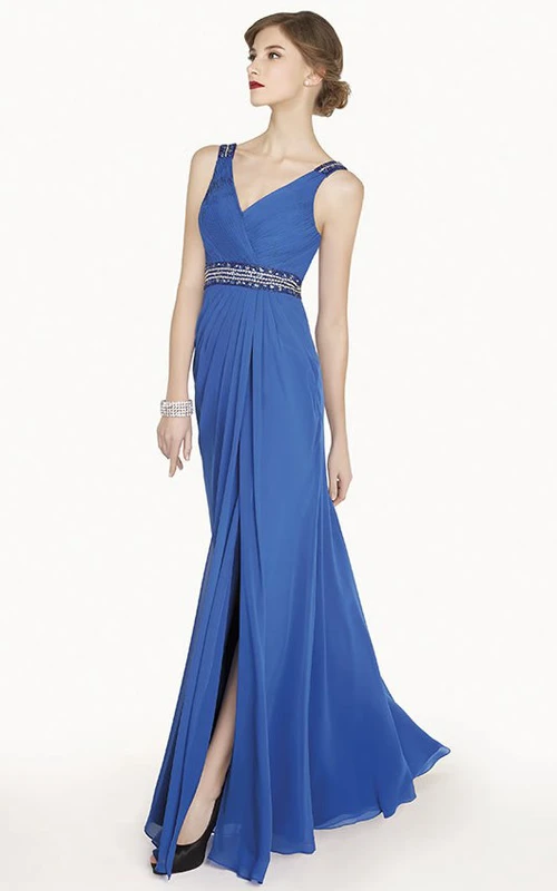 Langes Chiffon-Abendkleid mit Kristallverzierungen an der Taille, Schlitz und Schnürung am Rücken.