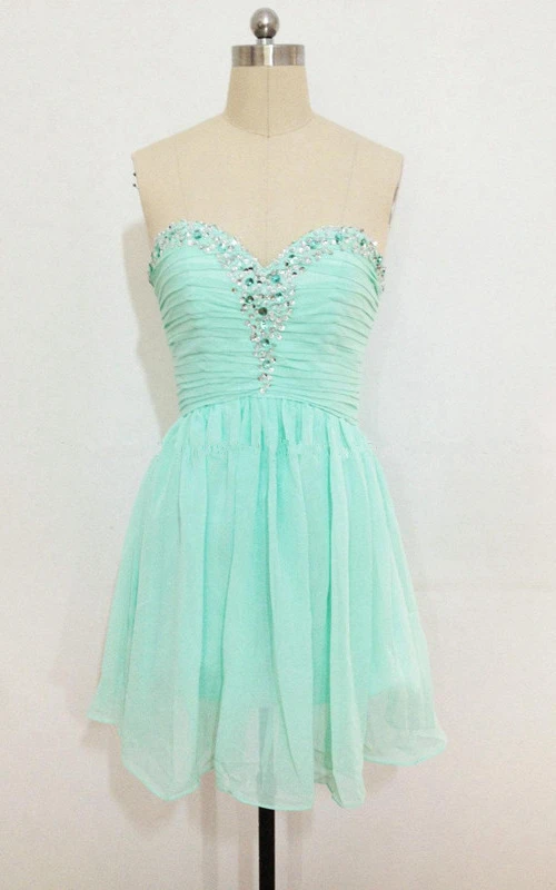 Robe courte en mousseline froncée avec sequins et dos lacé