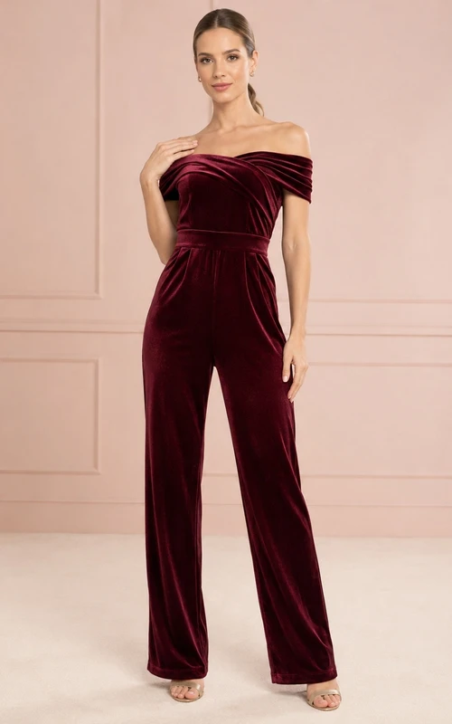 Burgunderfarbener Samt-Jumpsuit mit schulterfreiem Ausschnitt, gefaltetem Ausschnitt, betonter Taille, weitem Bein und formeller Silhouette