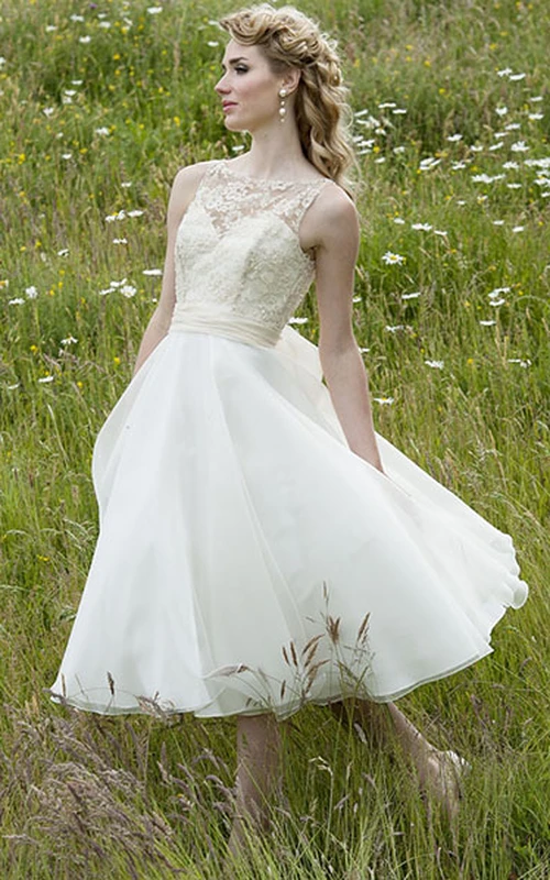 Robe de mariée courte sans manches en mousseline avec application et décolleté arrondi