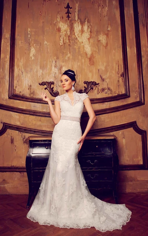Vestido largo de encaje con escote en V, mangas cortas y efecto ilusión, estilo sirena, con apliques y adornos en la cintura.