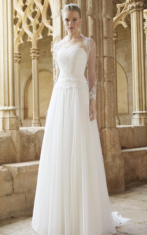Etuikleid aus trägerlosem, plissiertem Chiffon mit langen Ärmeln und Cape