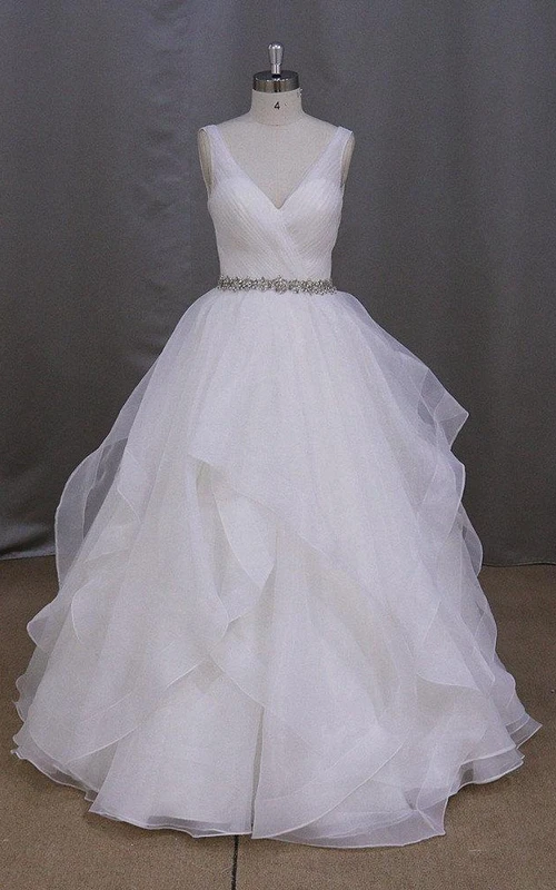 Robe sans manches en organza à col en V, ornée de volants et d'une ceinture perlée