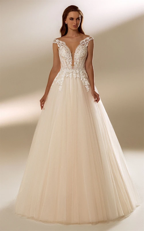 Vestido de novia romántico de encaje y tul con apliques.