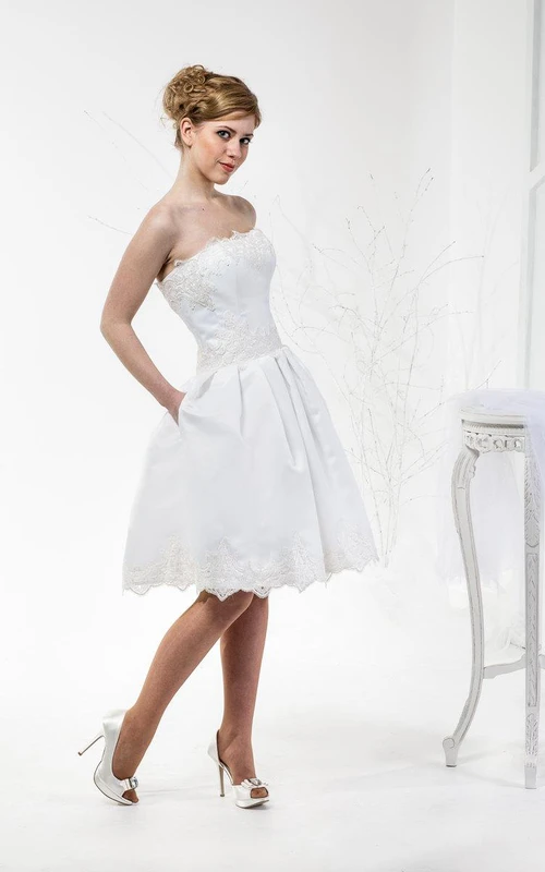 Vestido de encaje de corte A con escote corazón y pliegues, hasta la rodilla.
