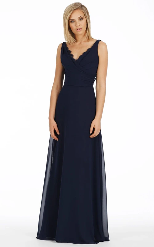Robe de demoiselle d'honneur longue en mousseline, coupe trapèze, sans manches, col en V et dos nu plongeant.