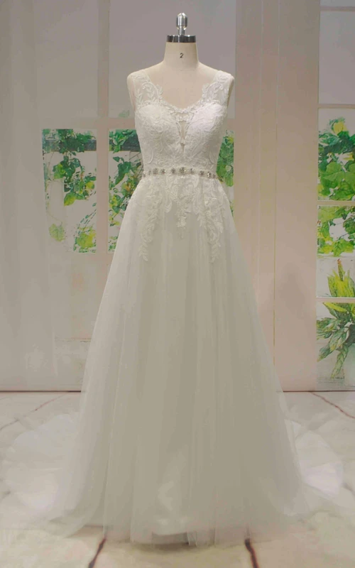 Ärmelloses, schlichtes A-Linien-Brautkleid aus Spitze und Tüll mit Perlenschärpe, V-Ausschnitt am Rücken und Knöpfen