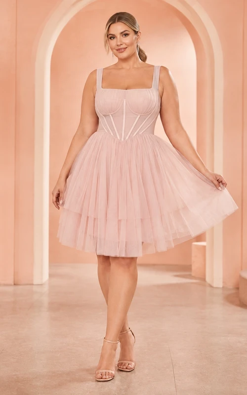 Robe de bal grande taille en tulle rose poudré, coupe trapèze, longueur genou, bustier cœur à volants, bustier superposés