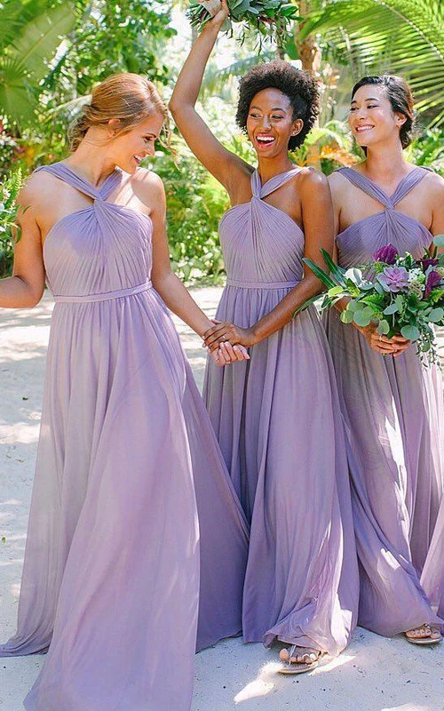Robe de demoiselle d'honneur adorable en mousseline, longue jusqu'au sol, coupe trapèze, sans manches, avec plis et fronces.