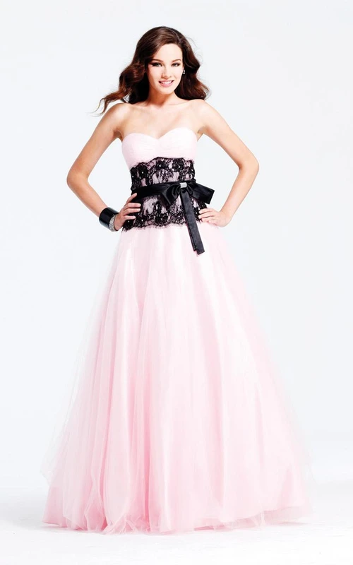 Schwarzes, herzförmiges Spitzen-Abendkleid mit heißem, rosafarbenem, plissiertem Tüllkleid mit Schleife und Rüschen für die Brautjungfer