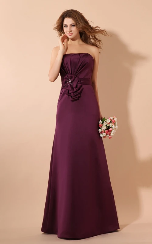 Vestido largo de satén sin tirantes con fruncido y flores