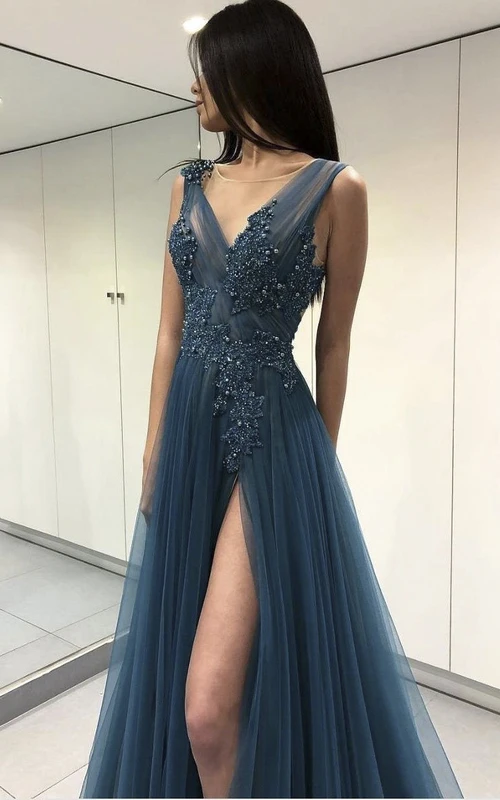 V-Ausschnitt, ätherisches Tüllkleid mit Schlitz vorne, bodenlang, mit Applikationen und Perlenstickerei