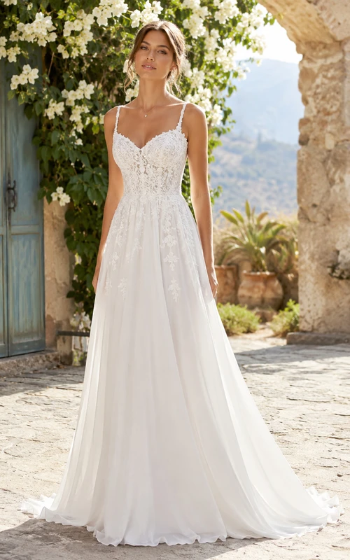 Robe de mariée ivoire en mousseline de soie, coupe trapèze, col V et dentelle