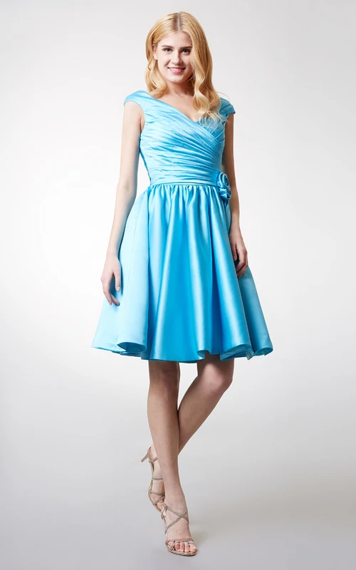 Vestido corto de satén femenino con hombros descubiertos, fruncido y estampado floral.