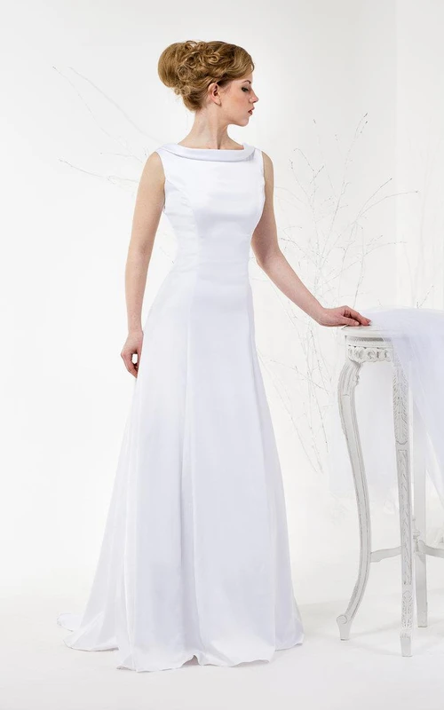 Vestido de satén sin mangas, corte en A, cuello drapeado y espalda con escote en V profundo.