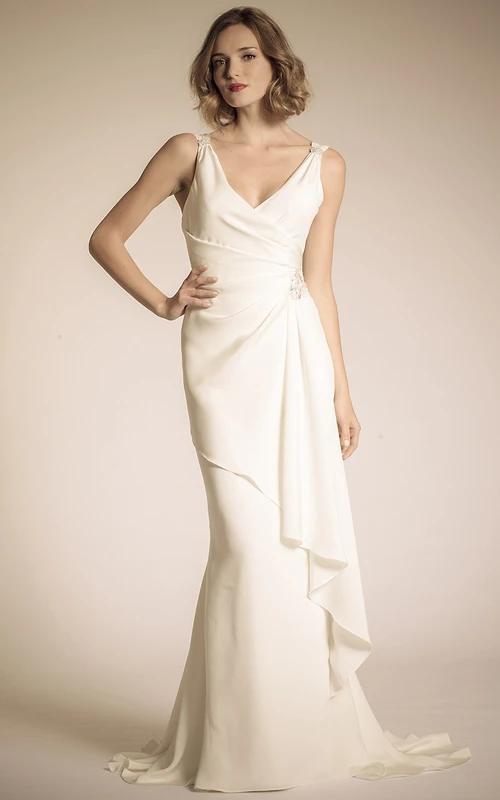Vestido de novia de gasa drapeado con escote en V, cola de corte y espalda en V, largo hasta el suelo.