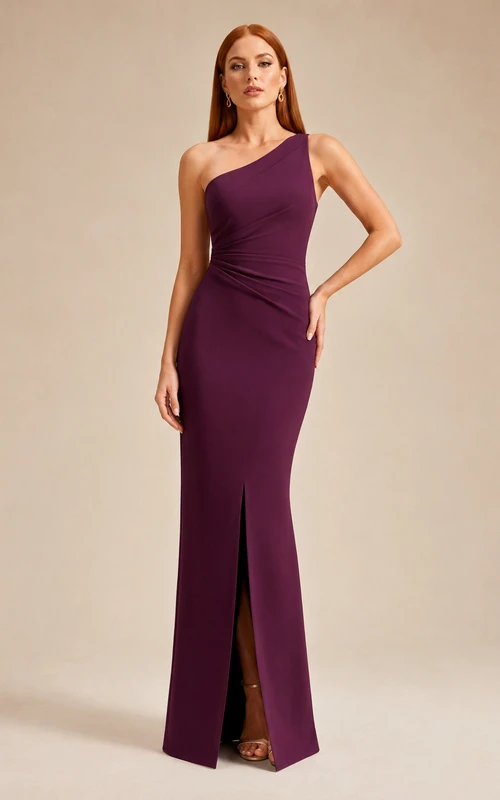 Vestido formal minimalista de tubo con un solo hombro, color ciruela.