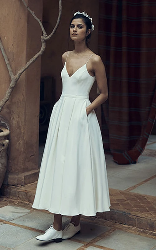 Sexy Chiffon-Brautkleid mit Spaghettiträgern, Reißverschluss, tiefem V-Ausschnitt am Rücken und Tasche