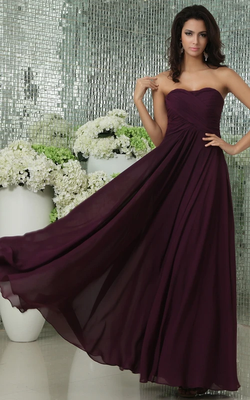 Vestido largo de gasa con escote corazón y pliegues