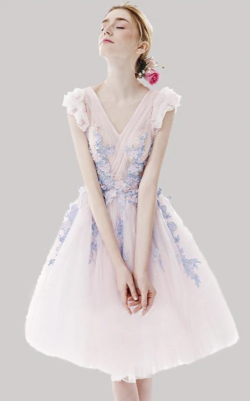 Knielanges, zartes Tüllkleid mit floralen Applikationen, überkreuzten Ärmeln und kurzen Flügeln