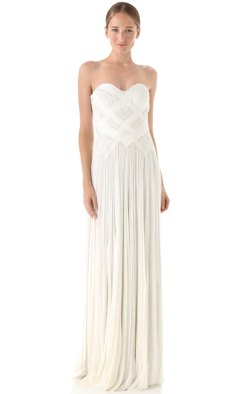 Vestido largo de gasa con escote corazón y pliegues cruzados.