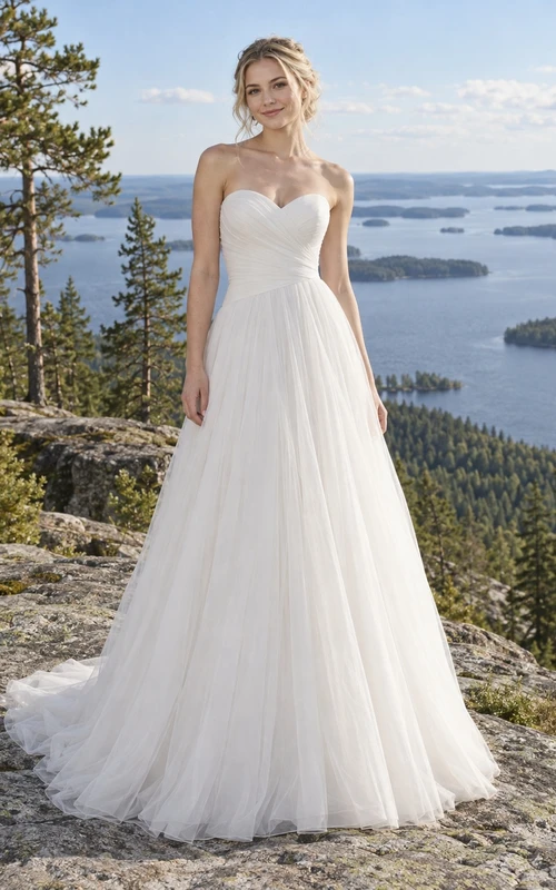Sencillo vestido de novia palabra de honor de tul con escote corazón, corte en A, corpiño fruncido y falda fruncida.