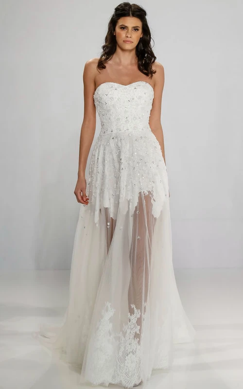 Vestido de novia largo sin mangas con escote corazón y corte en A, de tul con apliques, cremallera en la espalda y detalles de pedrería.