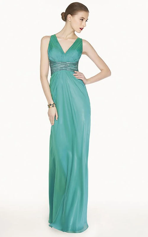 Langes, elegantes Chiffon-Abendkleid mit V-Ausschnitt und gekreuzten Trägern mit Kristallverzierungen am Rücken