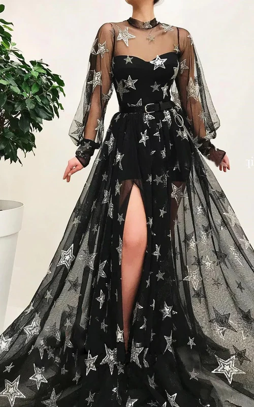Vestido de noche negro con abertura frontal, escote joya, efecto ilusión y mangas largas abullonadas, ideal para fiestas de graduación.