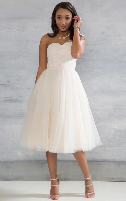 Vestido de novia de tul con apliques, sin mangas y escote corazón, largo hasta la rodilla