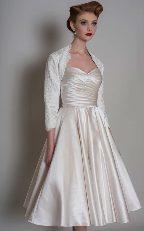 Robe de mariée midi en satin, coupe trapèze, décolleté en cœur croisé, avec veste.