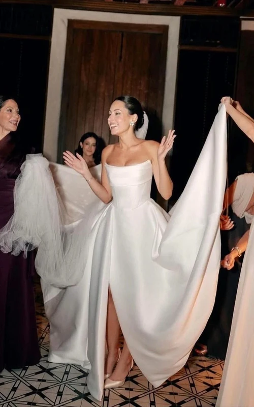 Weißes trägerloses Brautkleid aus Satin