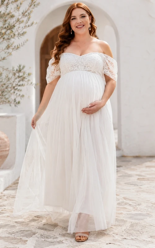 Weißes Umstandskleid in Übergröße mit schulterfreiem Oberteil aus Chiffon und Empire-Stil