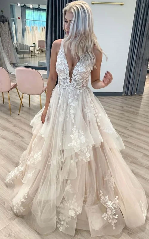 Robe de bal sexy à décolleté plongeant et coupe trapèze, ornée de tulle et d'appliqués de dentelle, idéale pour un mariage de plage