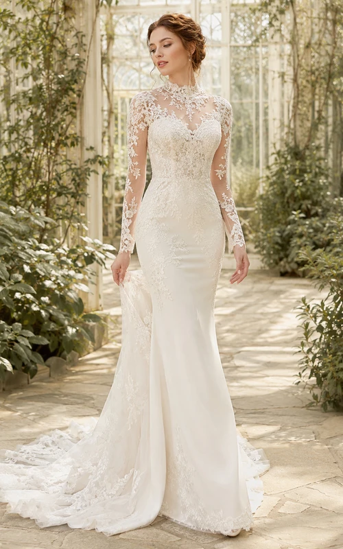 Robe de mariée sirène en dentelle florale à col montant et manches longues, avec traîne courte et élégante.
