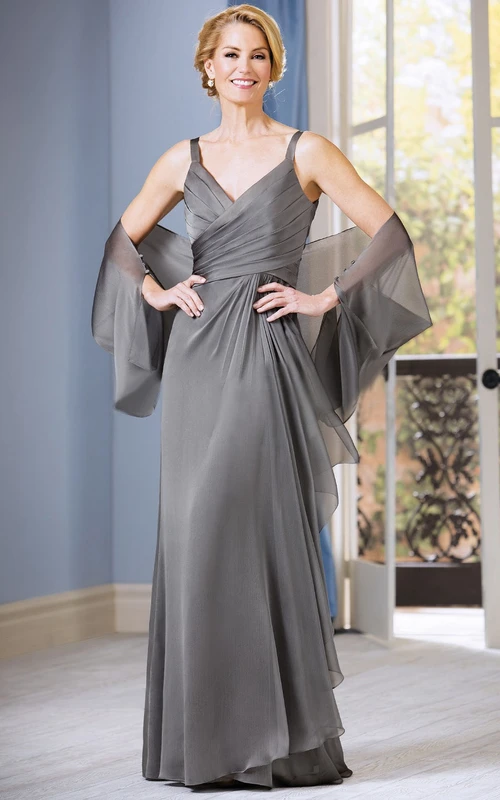Vestido largo sin mangas con escote en V, fruncido y chal a juego para la madre de la novia.