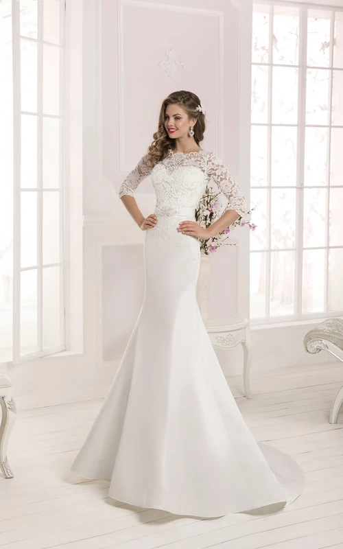 Robe longue sirène à manches courtes en dentelle et détails en cristal, idéale pour la mère de la mariée.