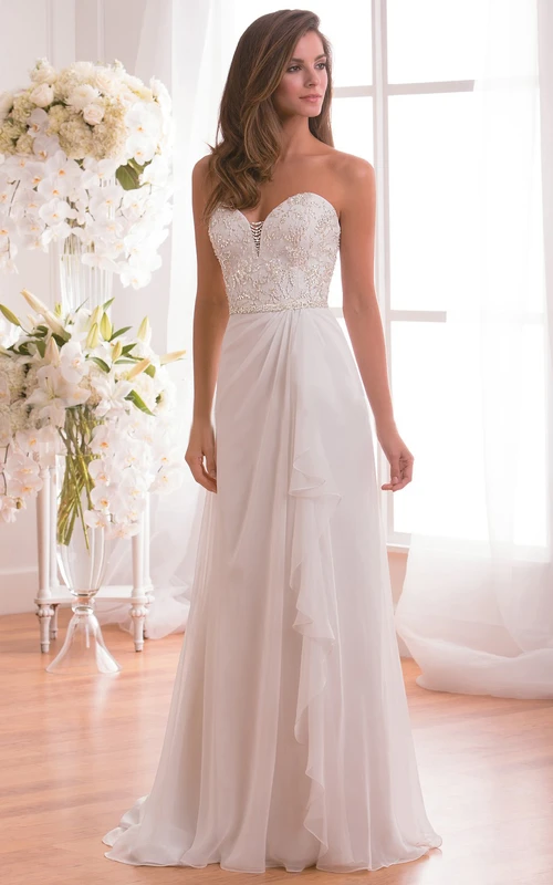 Vestido de novia largo con escote corazón, volantes y corpiño de lentejuelas.