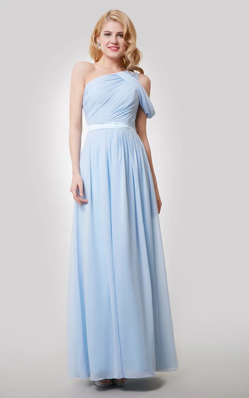 Vestido largo de gasa asimétrico con fruncido y corte en A, con un solo hombro y fajín de satén.