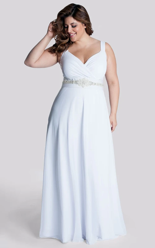 Vestido de gasa fruncido de corte A con joyas en la cintura.