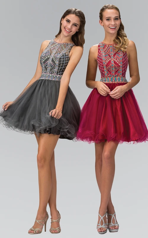 Kurzes, ärmelloses A-Linien-Kleid mit Rundhalsausschnitt, Rüschen und Perlenstickerei
