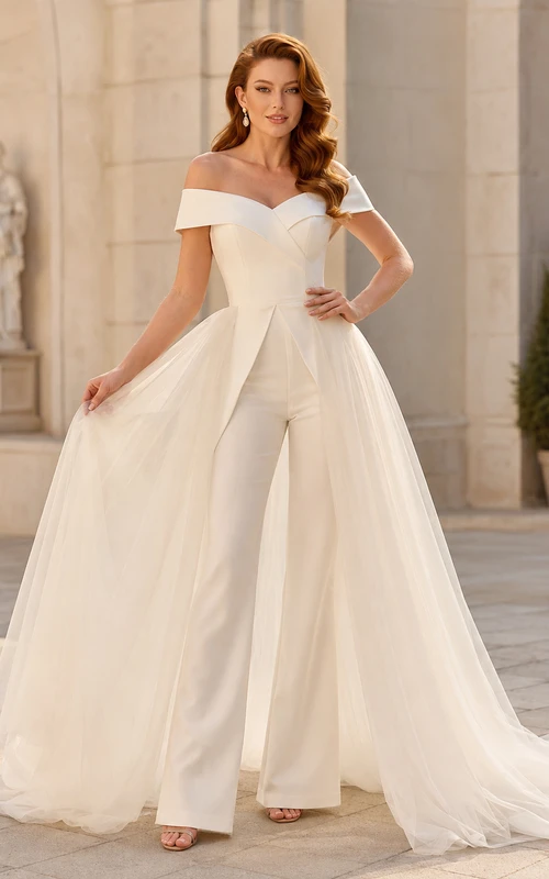 Minimalistischer Braut-Jumpsuit aus Satin-Tüll mit schulterfreiem Schnitt und Schleppe