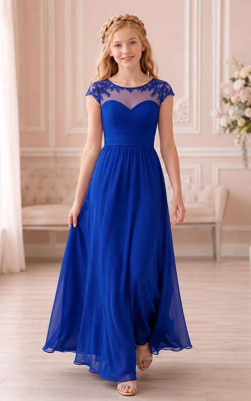 Vestido de dama de honor juvenil azul rey, corte en A, largo hasta el suelo, manga corta festoneada, detalle decorativo, estilo romántico.