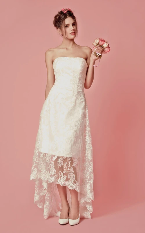 Robe en dentelle sans manches à volants et décolleté asymétrique, aux couleurs vibrantes