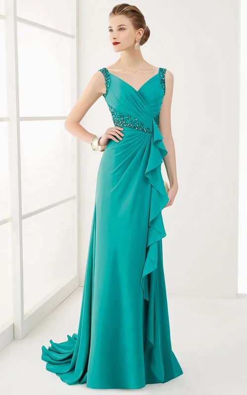 Robe de bal longue à col V dos nu, taille ornée de cristaux et traîne.