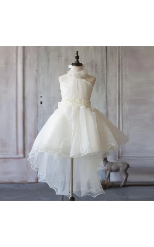 Robe courte plissée en organza à col halter fleuri et coupe trapèze, avec ceinture bijou.